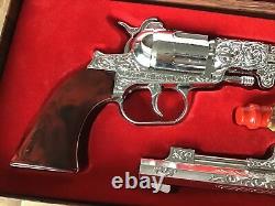 VINTAGE CRESCENT TOYS MATCHING PAIR TEXAN PISTOLS TOY SET 1950's VERY RARE