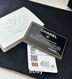 ENSEMBLE COMPLET CHANEL TRÈS RARE ET TRÈS RECHERCHÉ Pochette Chanel 19 en cuir de chèvre matelassé beige