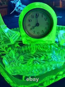 Ensemble de bibelots en uranium vert très rare de 7 pièces avec horloge de style Art déco de l'ère de la Grande Dépression.