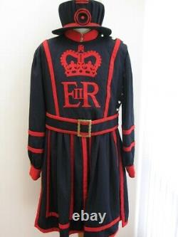 Un Ensemble D’uniformes Complets De La Tour De Londres Yeoman Warden Guards
